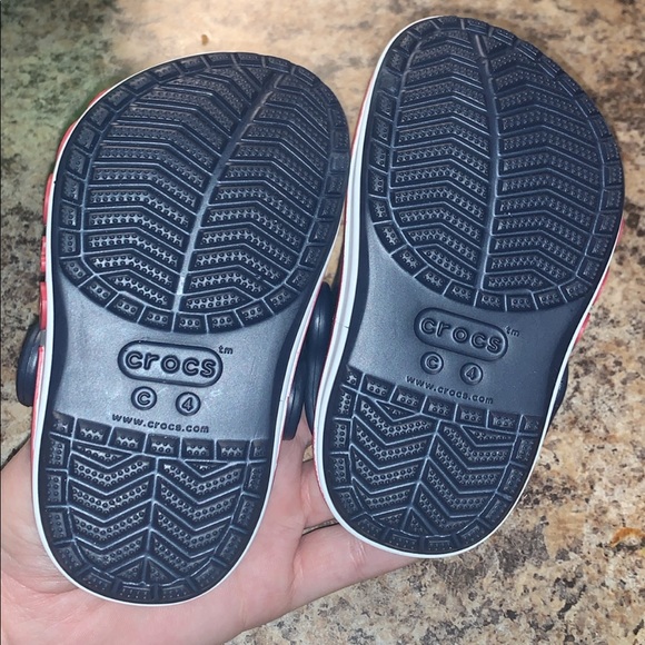 Size 4C boys brand new CROCS - Picture 2 of 3